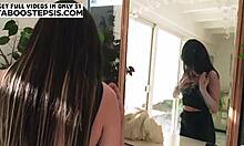 棕色头发的继妹Savannah Sixx脱衣服并展示她的身体,用于试镜视频