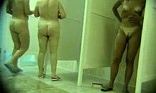 三个裸体女友淋浴,看起来很性感