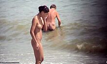 小巧的丁字裤棕发女郎在裸体海滩上展示她挺拔的屁股,享受吧!