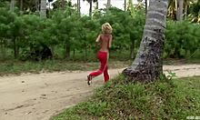 运动型年轻金发女孩在裸露上身时做空手道踢腿