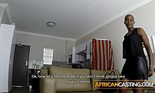 一个丰满的秃顶非洲女人在模拟面试中求职