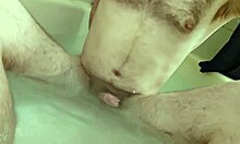 男人在浴缸里享受同性恋按摩