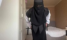 一个丰满的叙利亚熟女通过她的黑色内衣自我愉悦