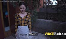 一个亚洲素人女孩在公共场合做了一个热的自制蛋糕