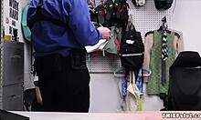 一个穿着可爱制服的年轻女服务员被抓在收银员的手里偷东西