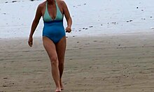 拉丁裔熟女在海滩上被操得毛茸茸的阴部